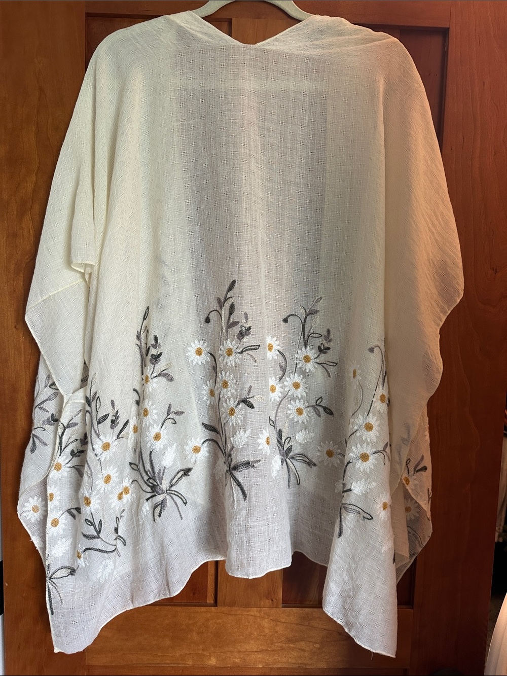 Daisy 🌼 Cream Floral Embroidered Kimono Shawl